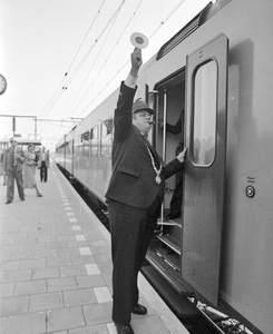883204 Afbeelding van burgemeester H.J.L. Vonhoff die met fluitsignaal en spiegelei het vertrekbevel geeft voor de ...